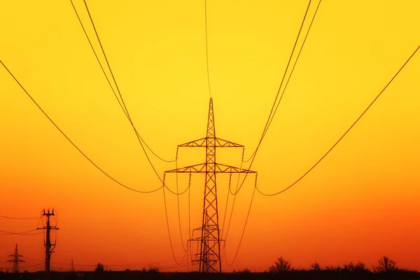 Elektriciteitsmasten bij zonsondergang — Stockfoto