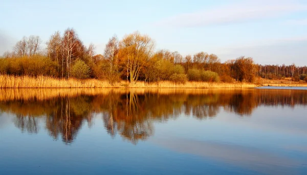 深秋的湖水 — 图库照片