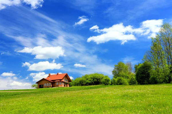 Nieuwe huis en berg ecologische omgeving — Stockfoto