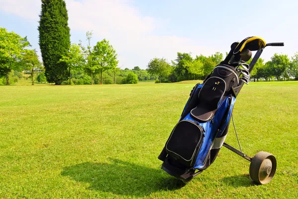 Equipamento de golfe no campo verde — Fotografia de Stock