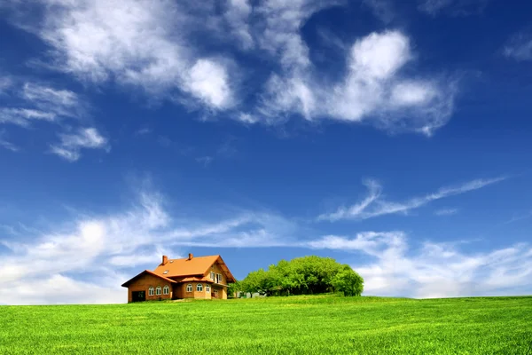Mooi huis in de ecologische omgeving — Stockfoto
