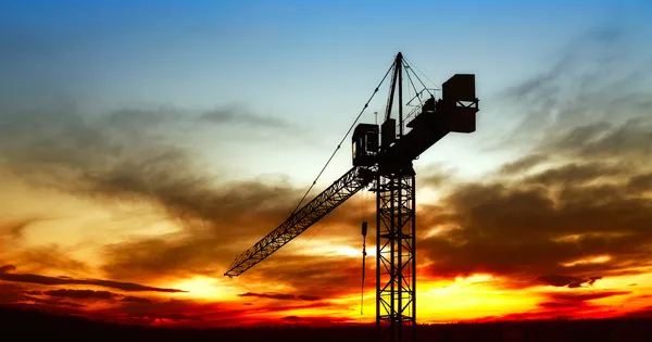 The construction crane on sunset — Stock Photo, Image