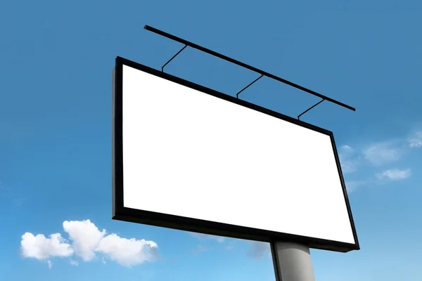 Die Werbetafel auf dem blauen Himmelshintergrund — Stockfoto