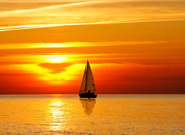 Navegando ao pôr do sol — Fotografia de Stock