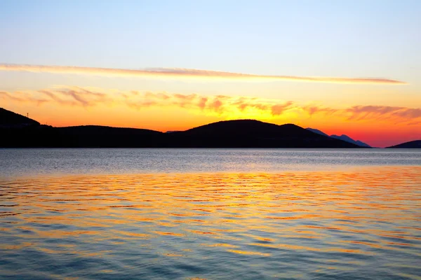 Solnedgång på en bakgrunden en havet — Stockfoto