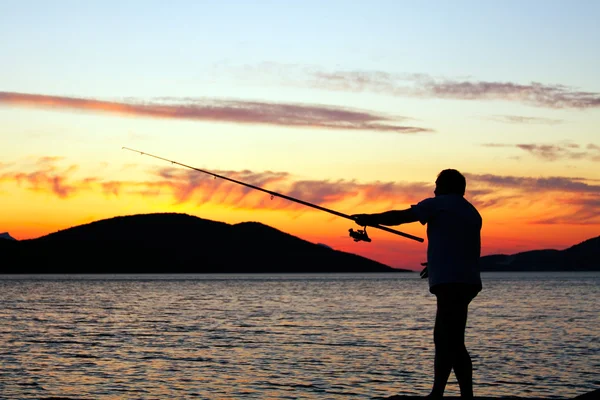 Σιλουέτα του ψαρά στο ηλιοβασίλεμα — Φωτογραφία Αρχείου