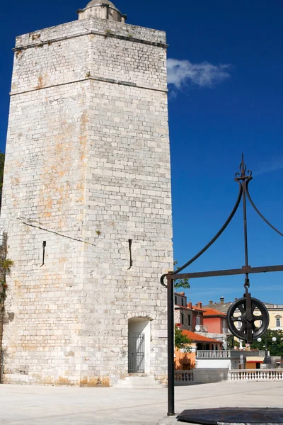 Колодец и древняя башня — стоковое фото