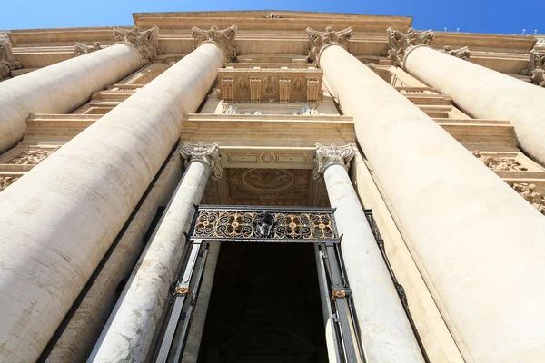 La vista de la entrada de la Basílica de San Pedro — Foto de Stock
