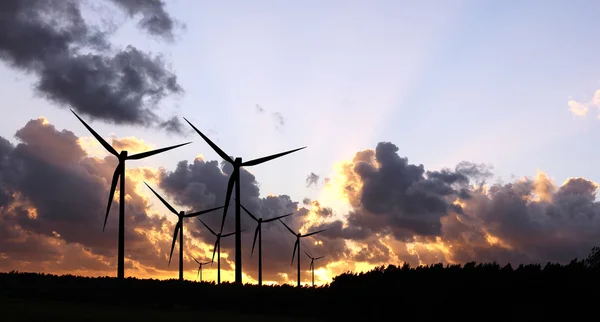 Windkraftanlagen bei Sonnenuntergang — Stockfoto