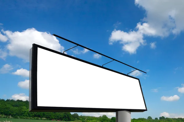 Nieuwe billboard en blauwe hemel — Stockfoto