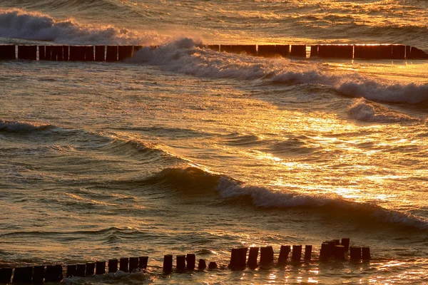 Океанічні хвилі на заході сонця — стокове фото