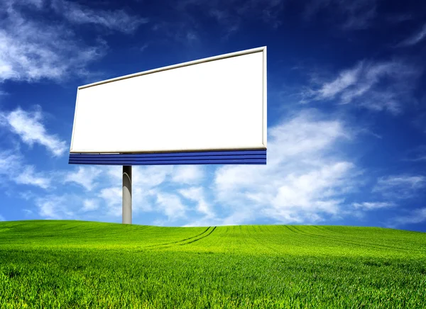Duży billboard nad niebieski niebo — Zdjęcie stockowe