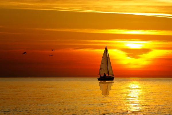 Drivande båt vid solnedgång — Stockfoto