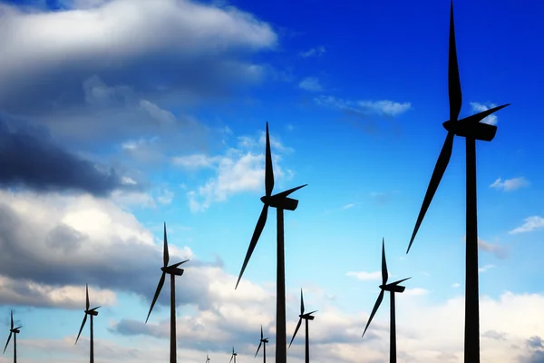 Turbiny wiatrowe i błękitne niebo — Zdjęcie stockowe