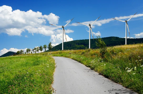 Land Mountain Road Och Vindkraft Turbiner — Stockfoto
