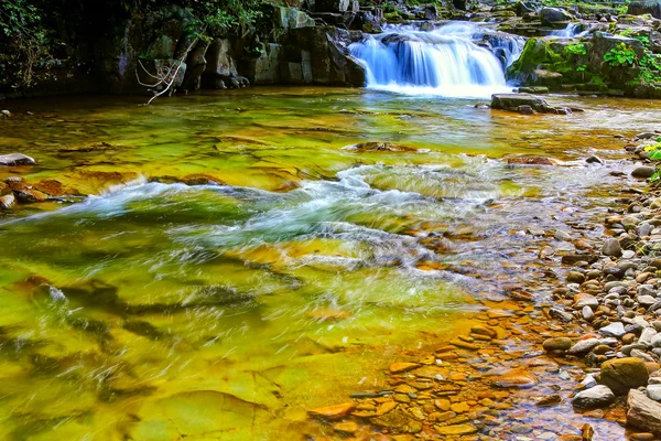 Gebirgsfluss Mit Wasserfall — Stockfoto
