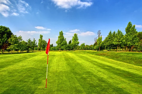 高尔夫球场和蓝蓝的天空 — 图库照片