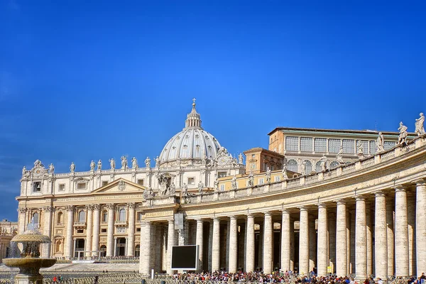 梵蒂冈在蓝蓝的天空上 — 图库照片