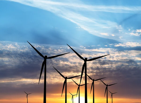 Силуэт ветровой электростанции — стоковое фото