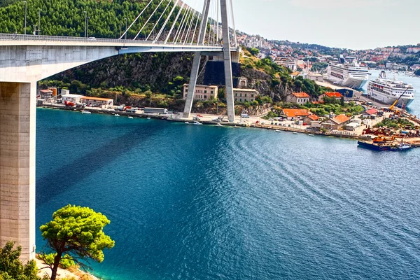 Современный мост в Дубровнике, Хорватия — стоковое фото