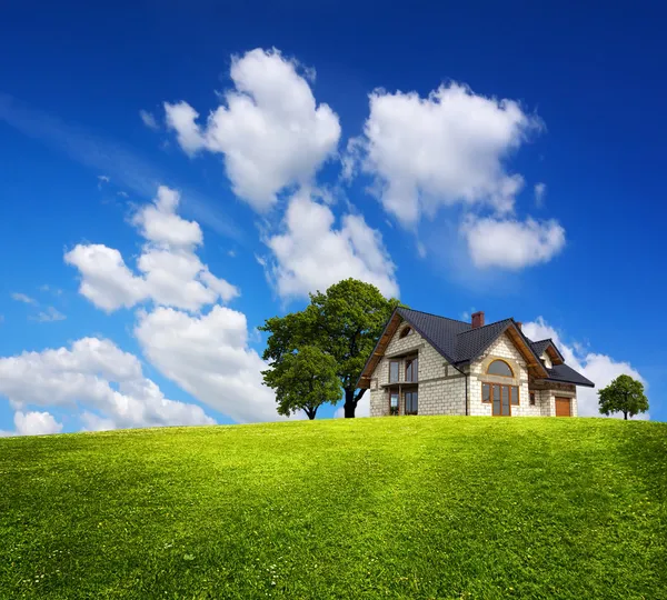 Einfamilienhaus auf einem grünen Hügel — Stockfoto