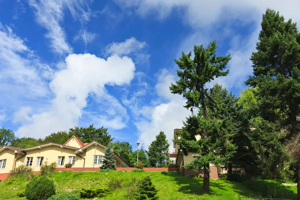 Жилой дом на зеленом холме — стоковое фото