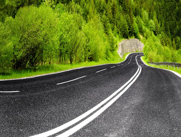 Empty mountain road in spring — Stock Photo, Image