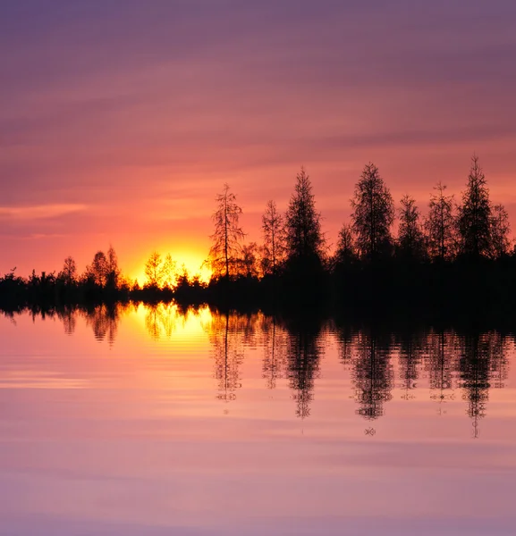 Λίμνη στο ηλιοβασίλεμα με αντανάκλαση — Φωτογραφία Αρχείου