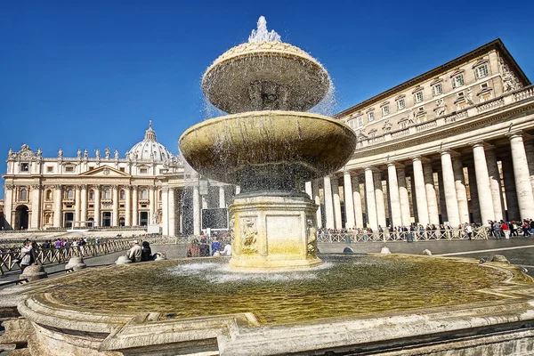 梵蒂冈圣伯多禄广场喷泉 — 图库照片