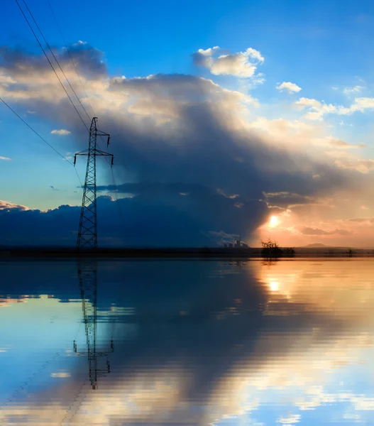 蓝色电源，在日落高电压电力塔 — 图库照片