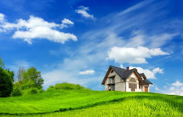 Красивий будинок і озеленення — стокове фото