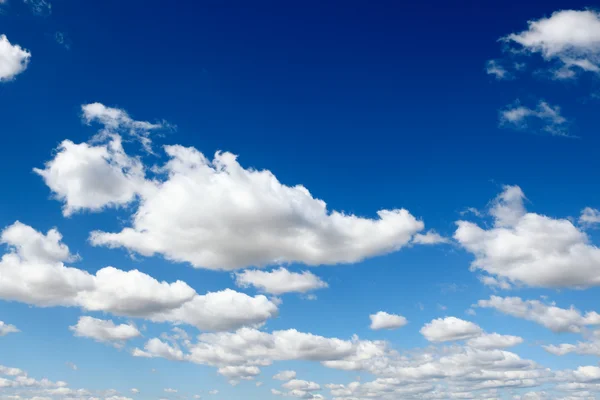 พื้นหลังท้องฟ้าสีฟ้าที่มีเมฆเล็ก ๆ — ภาพถ่ายสต็อก