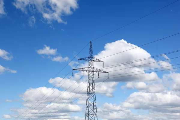 Pylon energii elektrycznej wysokiego napięcia i niebo — Zdjęcie stockowe