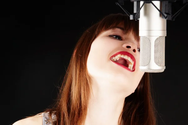 Дівчина співає на мікрофон в студії — стокове фото