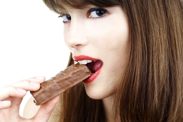 Сексуальна жінка їсть бар шоколаду студійний знімок — стокове фото