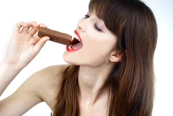 性感的女人吃巧克力-射击工作室 — 图库照片
