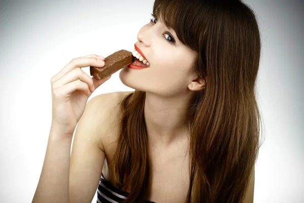 性感的女人吃巧克力-射击工作室 — 图库照片