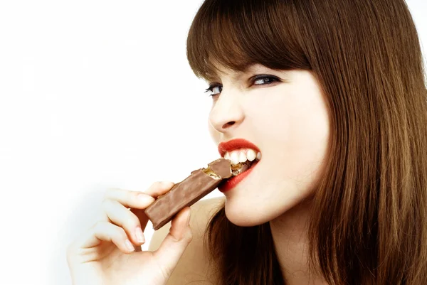 Mujer sexy comiendo una barra de chocolate - filmado en estudio —  Fotos de Stock