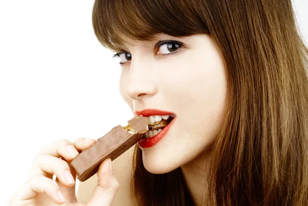 Sexy vrouw eten een bar van chocolade - studio opname — Stockfoto