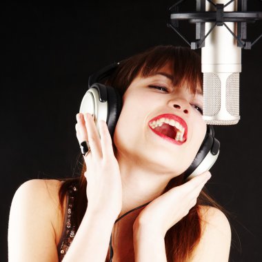 bir stüdyo mikrofon şarkı söyleyen kız