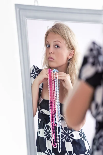 Retrato Una Joven Mujer Hermosa Mirándose Espejo — Foto de Stock