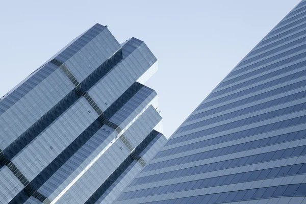 Pohled na moderní modré barevné budovy ze skla pohled moderní modré zbar — Stock fotografie