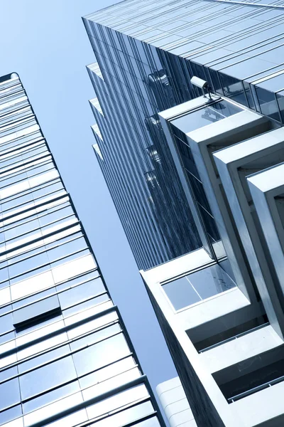 Vista del moderno edificio de color azul en el cielo azul espalda — Foto de Stock