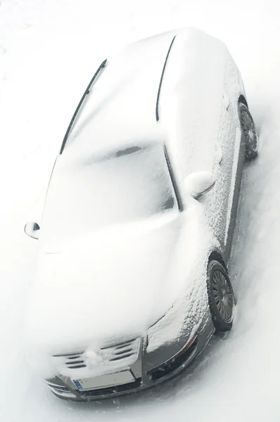 雪の厚い層の下の外に車 — ストック写真