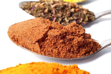 baharat beyaz zemin üzerine kaşık