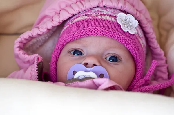 Bebê em vestido rosa — Fotografia de Stock