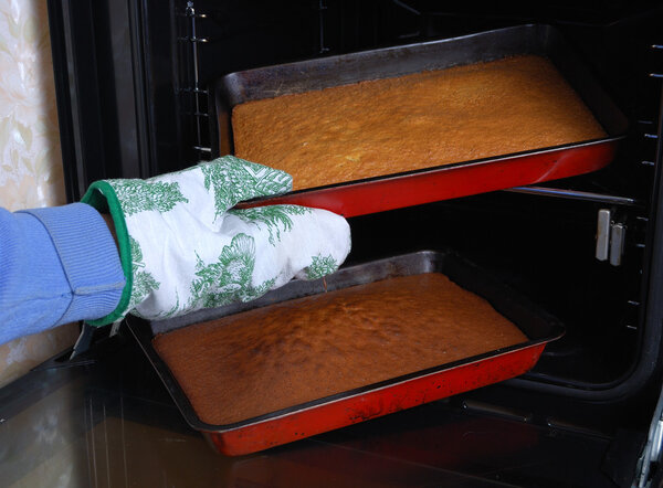 Торт извлекается из духовки
