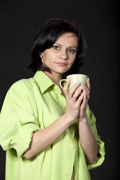 Sexy žena pít kávu nebo čaj ráno — Stock fotografie