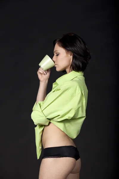 Sexig kvinna dricker kaffe eller te på morgonen — Stockfoto