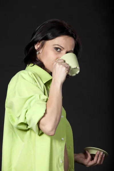 Sexy vrouw koffie of thee drinken in de ochtend — Stockfoto